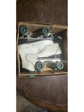 Vintage Roller Derby  Roller Skates Derby Star  Size 3 w/ boot covers